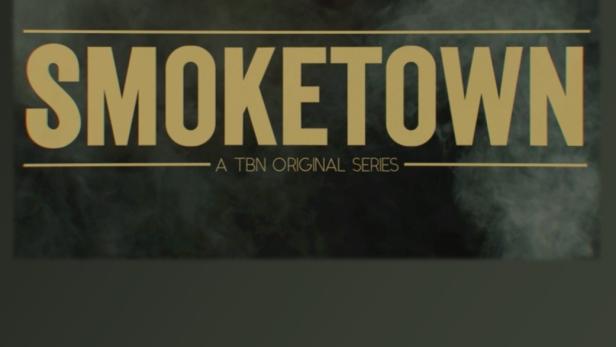Das Logo für „Smoketown“, eine Originalserie von TBN, vor einem Hintergrund aus Rauch.