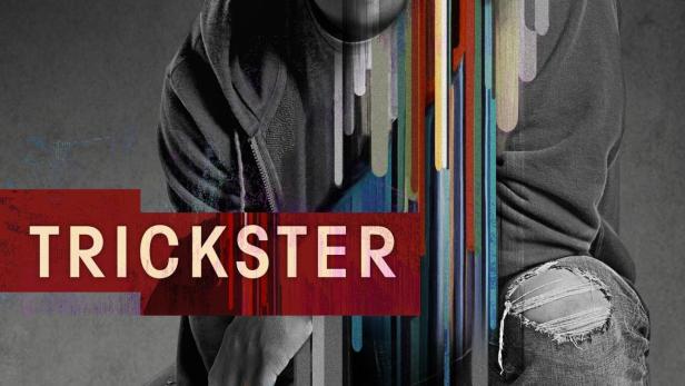 Ein junger Mann kauert vor dem Schriftzug „Trickster“.