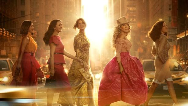 Das Filmplakat von „And Just Like That…“ zeigt vier Frauen, die in New York über einen Zebrastreifen gehen.