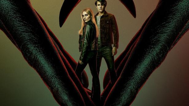 Ein Werbeplakat für „The Winchesters“ zeigt ein Paar, umrahmt von dunklen, klauenartigen Formen.