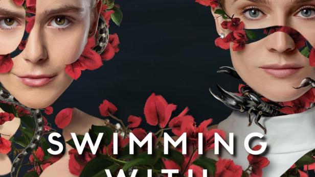 Das Filmplakat für „Swimming with Sharks“ zeigt zwei Frauen, umgeben von roten Blumen, einer Schlange und einem Skorpion.