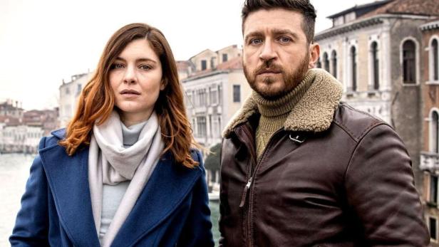 Ein Mann und eine Frau stehen vor einem Kanal in Venedig, im Hintergrund der Titel „Non mi lasciare“.