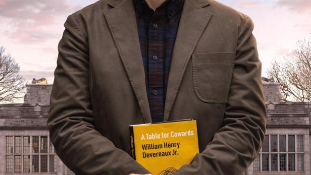 Das Poster für „Lucky Hank“ zeigt Bob Odenkirk mit einer Gans vor dem Gesicht und einem Buch in den Händen.