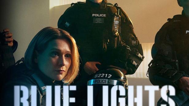 Drei Polizisten in Uniform, im Vordergrund der Titel „Blue Lights“.