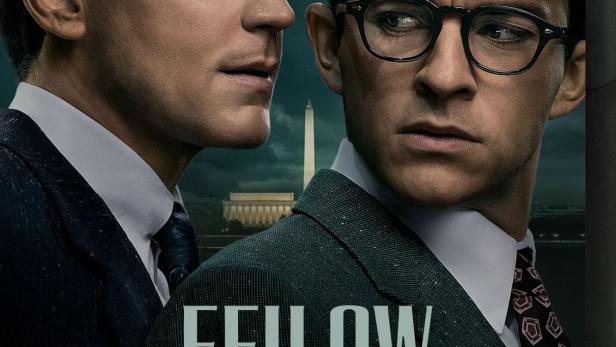 Das Filmplakat für „Fellow Travelers“ zeigt zwei Männer in Anzügen vor dem Washington Monument.
