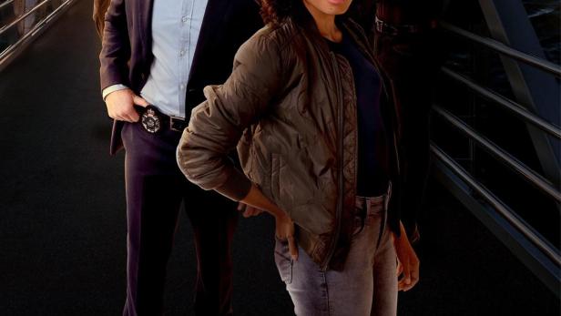 Das Ensemble von „NCIS: Sydney“ vor der Kulisse der Sydney Harbour Bridge.