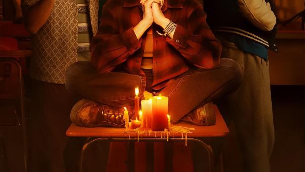 Das Filmplakat zu „School Spirits“ zeigt drei Jugendliche und brennende Kerzen.