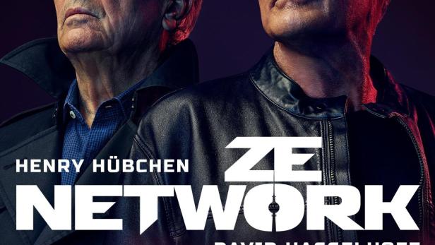 Das Filmplakat für „Ze Network“ zeigt Henry Hübchen und David Hasselhoff vor einem Theater.