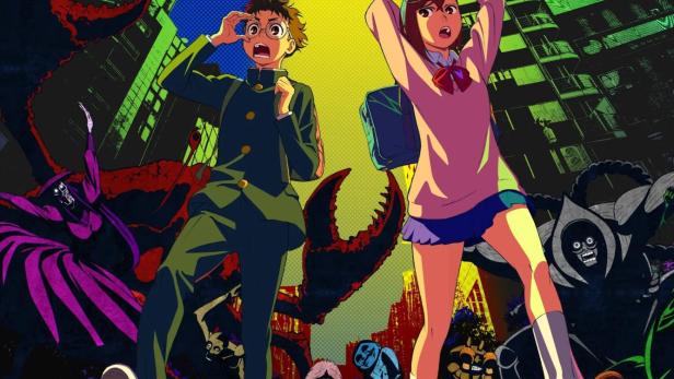 Ein Anime-Poster zeigt zwei Teenager, die auf ein UFO über einer Stadt voller Monster starren.