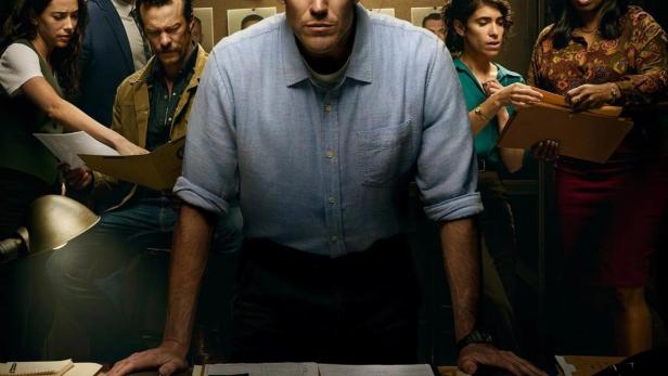 Das Poster für „NCIS: Origins“ zeigt ein Team von Ermittlern bei der Arbeit an einem Fall.