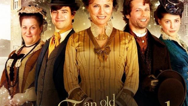 Das Filmplakat für „An Old Fashioned Christmas“ zeigt fünf Personen vor einem Weihnachtsbaum und einem Schloss.