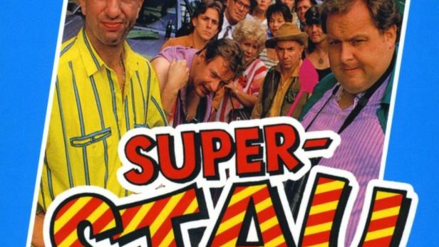 Das Filmplakat für „Superstau“ zeigt eine Gruppe von Menschen und Autos im Stau.