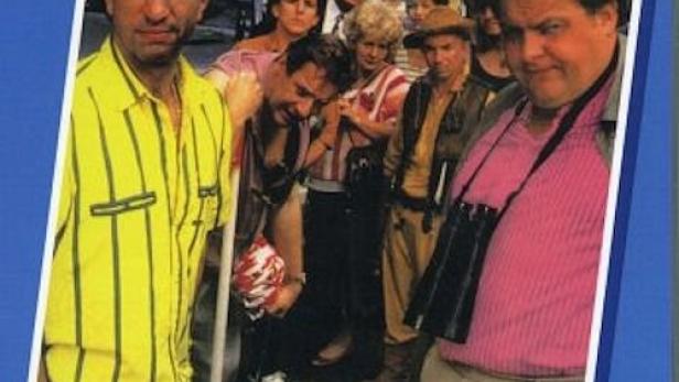 Das DVD-Cover des Films „Superstau“ zeigt eine Menschenmenge vor einem Stau.