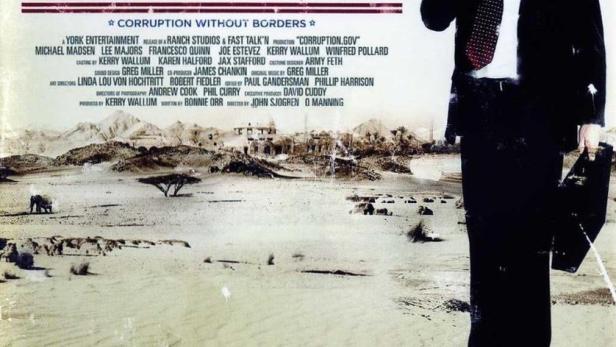 Das Filmplakat für „Corruption.Gov“ zeigt einen Mann im Anzug, der telefoniert und auf einer US-Flagge steht.