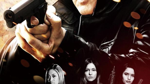 Das Filmplakat für „Blood Alley“ zeigt Steven Seagal mit einer Waffe und drei Frauen im Vordergrund.