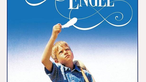 Das Filmplakat für „Kalle und der Engel“ zeigt einen Jungen, der eine Feder in den Himmel hält.
