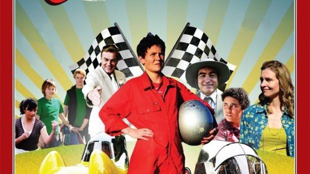 Das Filmplakat für „Kiwi Flyer“ zeigt eine Gruppe von Personen und Seifenkisten.