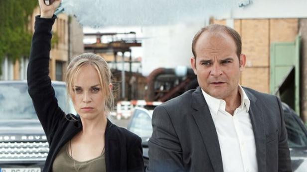 Das Filmplakat für „Heiter bis tödlich – Hauptstadtrevier“ zeigt zwei Kommissare vor der Berliner Skyline.