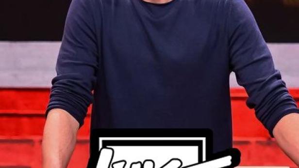 Luke Mockridge steht lächelnd auf der Bühne von „Luke! Die Schule und ich“.