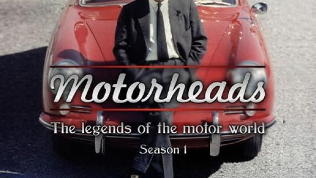 Ein Mann lehnt an einem roten Oldtimer; Titelbild der ersten Staffel von „Motorheads“.
