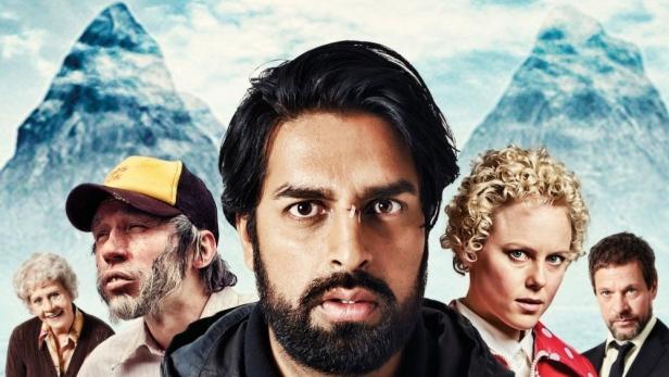 Das Filmplakat zu „Hellfjord“ zeigt mehrere Charaktere vor einer Bergkulisse.