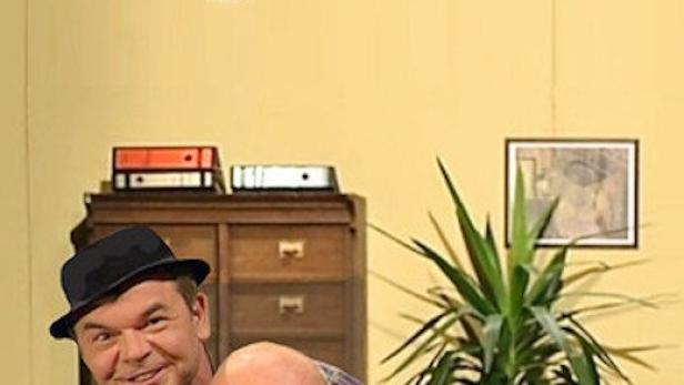 Das Filmplakat für „Hannes und der Bürgermeister“ zeigt zwei Männer vor einem gelben Hintergrund.