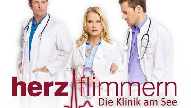 Das Filmplakat für „Herzflimmern – Die Klinik am See“ zeigt drei Ärzte.