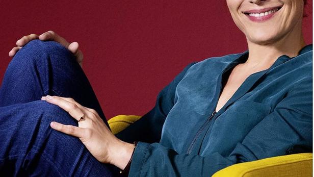 Das DVD-Cover von „Die Klempnerin“, Staffel 1, zeigt eine lächelnde Frau in einem gelben Sessel.