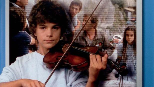 DVD-Cover der ZDF-Weihnachtsserie „Oliver Maass“ mit einem Jungen, der Geige spielt.