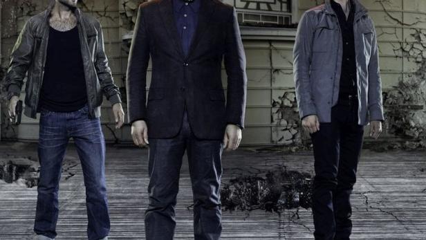 Das Filmplakat für „The Fear“ mit Peter Mullan und Harry Lloyd vor einem zerstörten Gebäude.