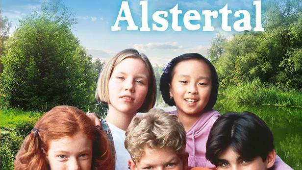 Das Cover der ersten Staffel von „Die Kinder vom Alstertal“ zeigt fünf Kinder vor einer Flusslandschaft.