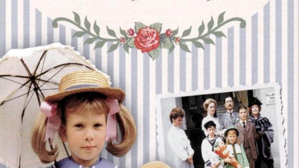 Das Cover des Buches „Nesthäkchen“ zeigt ein junges Mädchen mit einer Puppe.