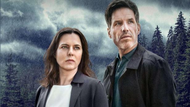 Das Filmplakat zu „Muttertag“ mit Tim Bergmann und Annika Kuhl vor einem regnerischen Hintergrund.