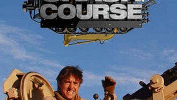 Richard Hammond in einem Panzer, vor dem Logo seiner Sendung „Crash Course“.