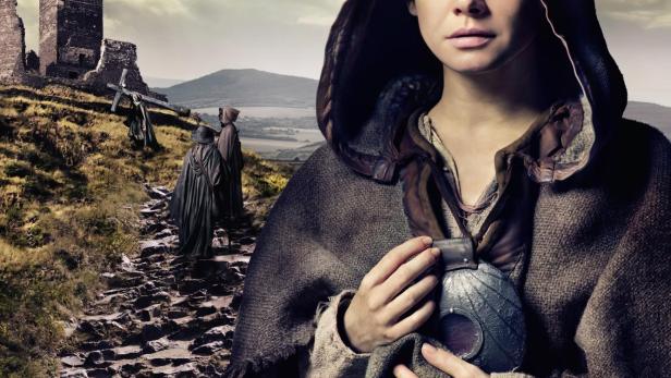 Das Filmplakat für „Die Pilgerin“ zeigt Josefine Preuß in mittelalterlicher Kleidung vor einer Burgruine.