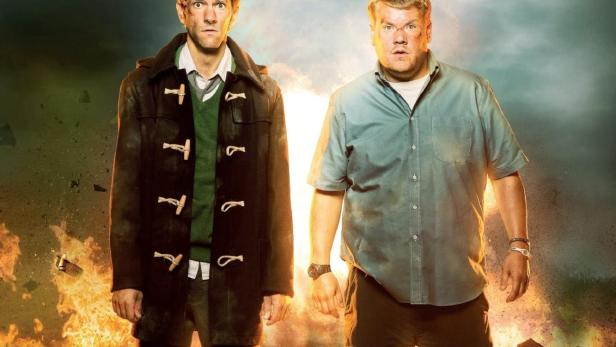 Zwei Männer stehen vor einer Explosion im Hintergrund, Titel „The Wrong Mans“.