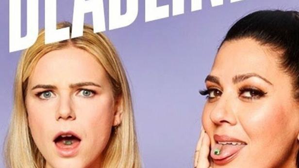 Das Filmplakat für „Deadlines“ zeigt zwei Frauen mit grünen Pillen auf ihren Zungen.