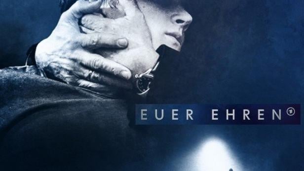 Das Filmplakat für „Euer Ehren“ zeigt einen Vater, der seinen Sohn beschützend umarmt, mit einem Unfall im Hintergrund.
