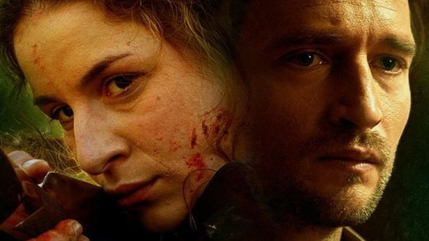 Das Filmplakat für „Höllgrund“ zeigt eine verletzte Frau und einen Polizisten.