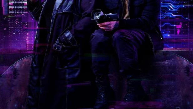 Zwei Personen sitzen vor einer futuristischen Stadtkulisse für „Catfish UK“.