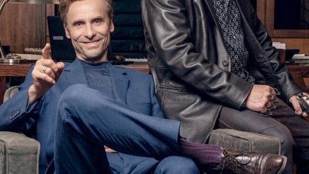 Zwei Männer posieren auf dem Filmplakat zu „Kranitz – Bei Trennung Geld zurück“.