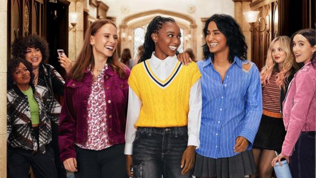 Die Hauptdarstellerinnen der Serie „The Sex Lives of College Girls“ gehen einen Flur entlang.