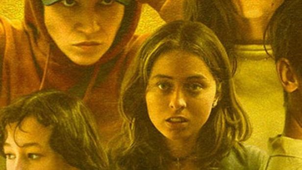 Das Filmplakat zeigt eine Gruppe von Frauen und Mädchen vor einem gelben Hintergrund.