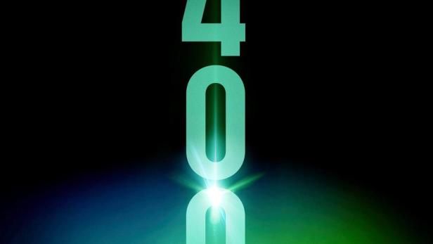 Das Filmplakat für die Fernsehserie „4400“ zeigt eine Gruppe von Menschen vor einem grünen Licht.