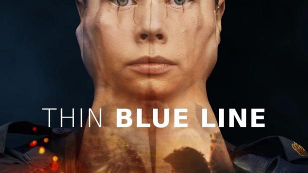 Das Filmplakat für „Thin Blue Line“ zeigt eine Polizistin, die ihre Augen mit den Händen bedeckt.