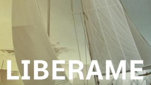 Ein Segelboot namens „Liberame“ fährt auf dem Meer.