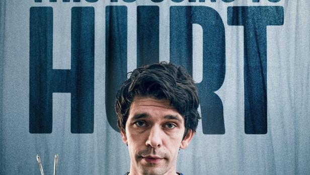 Ein Arzt in blauer Kleidung hält eine Zange vor dem Hintergrund des Titels „This is going to hurt“.