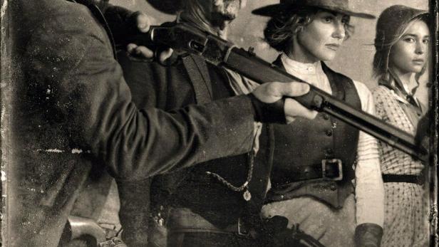 Das Poster für die Fernsehserie „1883“ zeigt eine Gruppe bewaffneter Siedler.