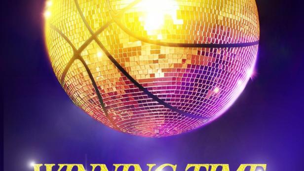 Ein Basketball in Form einer Discokugel vor der Skyline von Los Angeles für „Winning Time: Der Aufstieg der Lakers-Dynastie“.