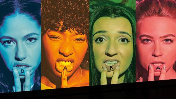 Das Poster für „Para – Wir sind King“ zeigt vier junge Frauen mit aufgemalten Buchstaben auf den Fingern.